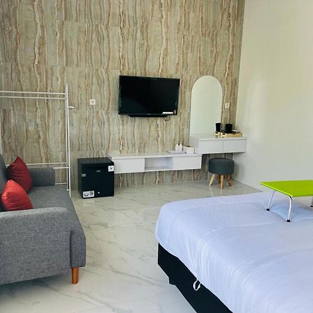 Urbanview Hotel Nimara Ngawi By Reddoorz Экстерьер фото
