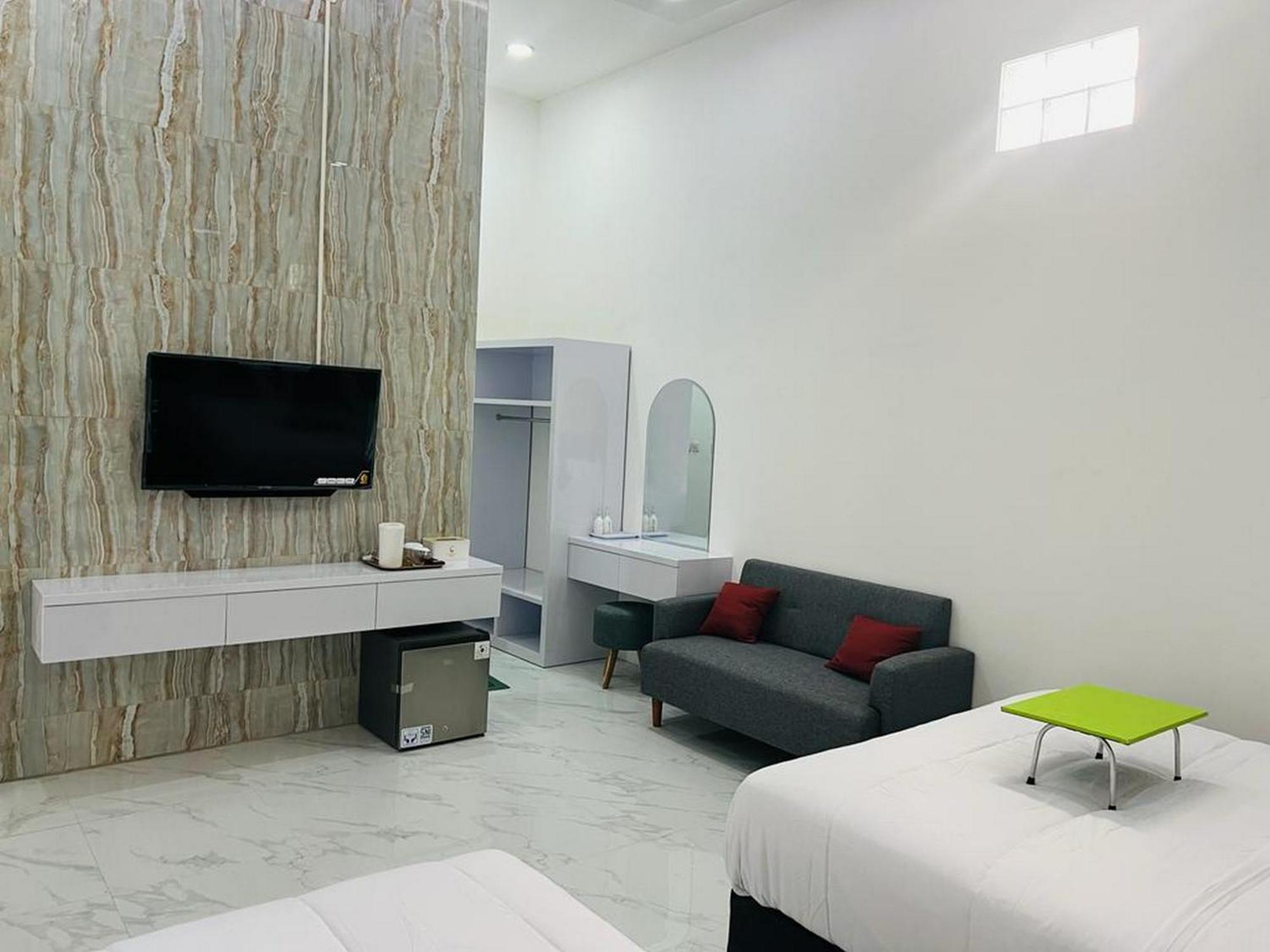Urbanview Hotel Nimara Ngawi By Reddoorz Экстерьер фото