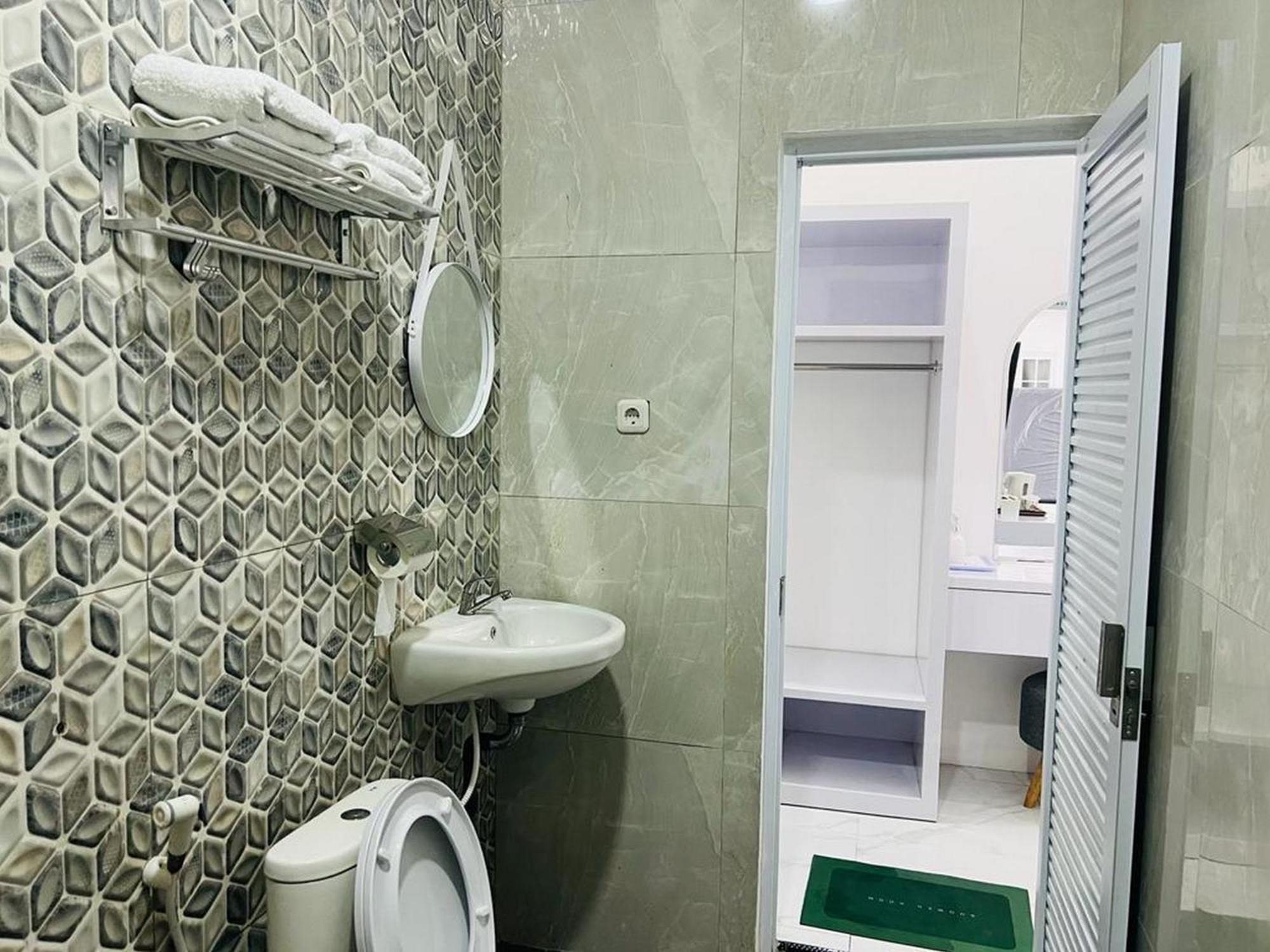 Urbanview Hotel Nimara Ngawi By Reddoorz Экстерьер фото