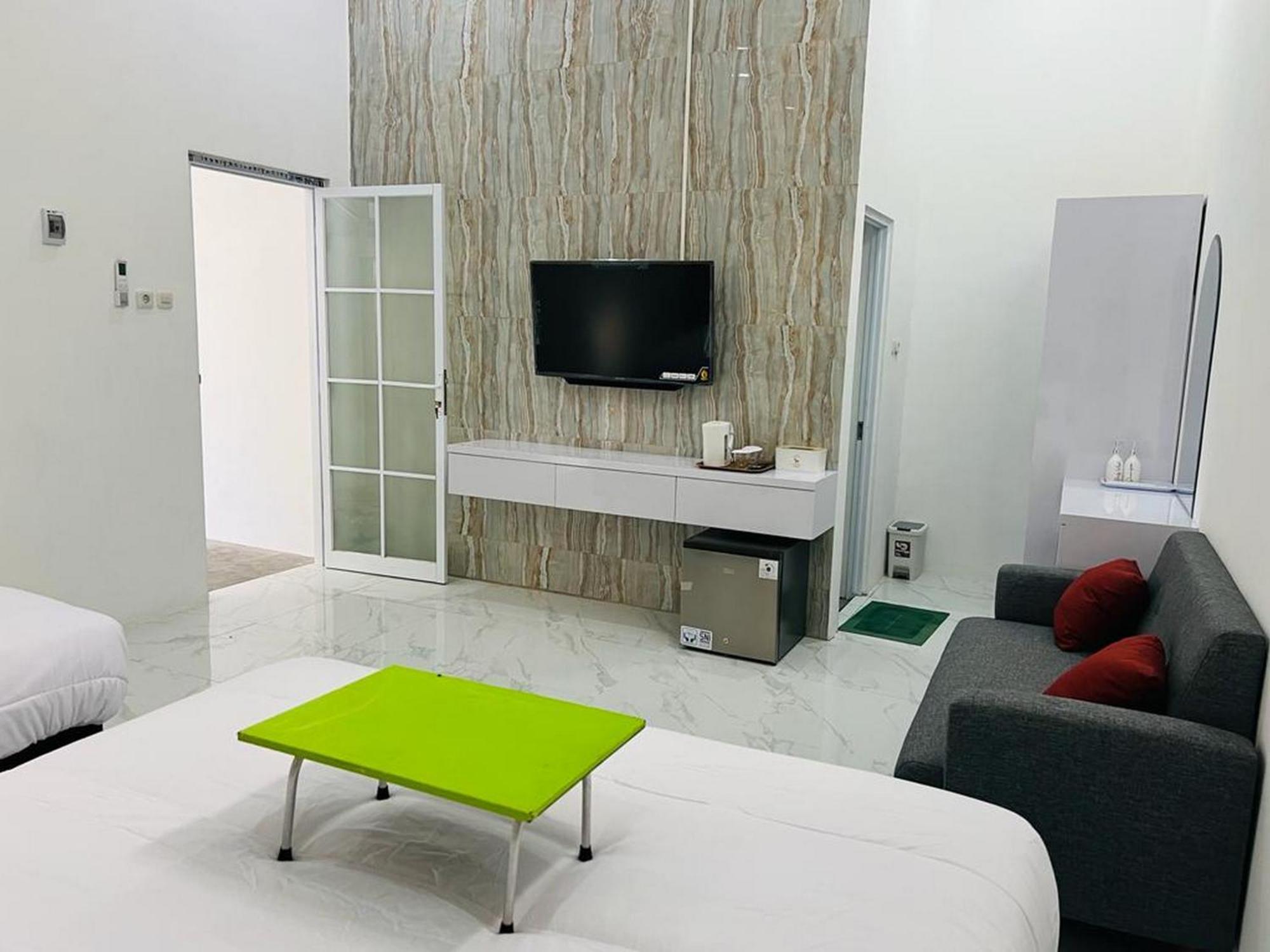 Urbanview Hotel Nimara Ngawi By Reddoorz Экстерьер фото