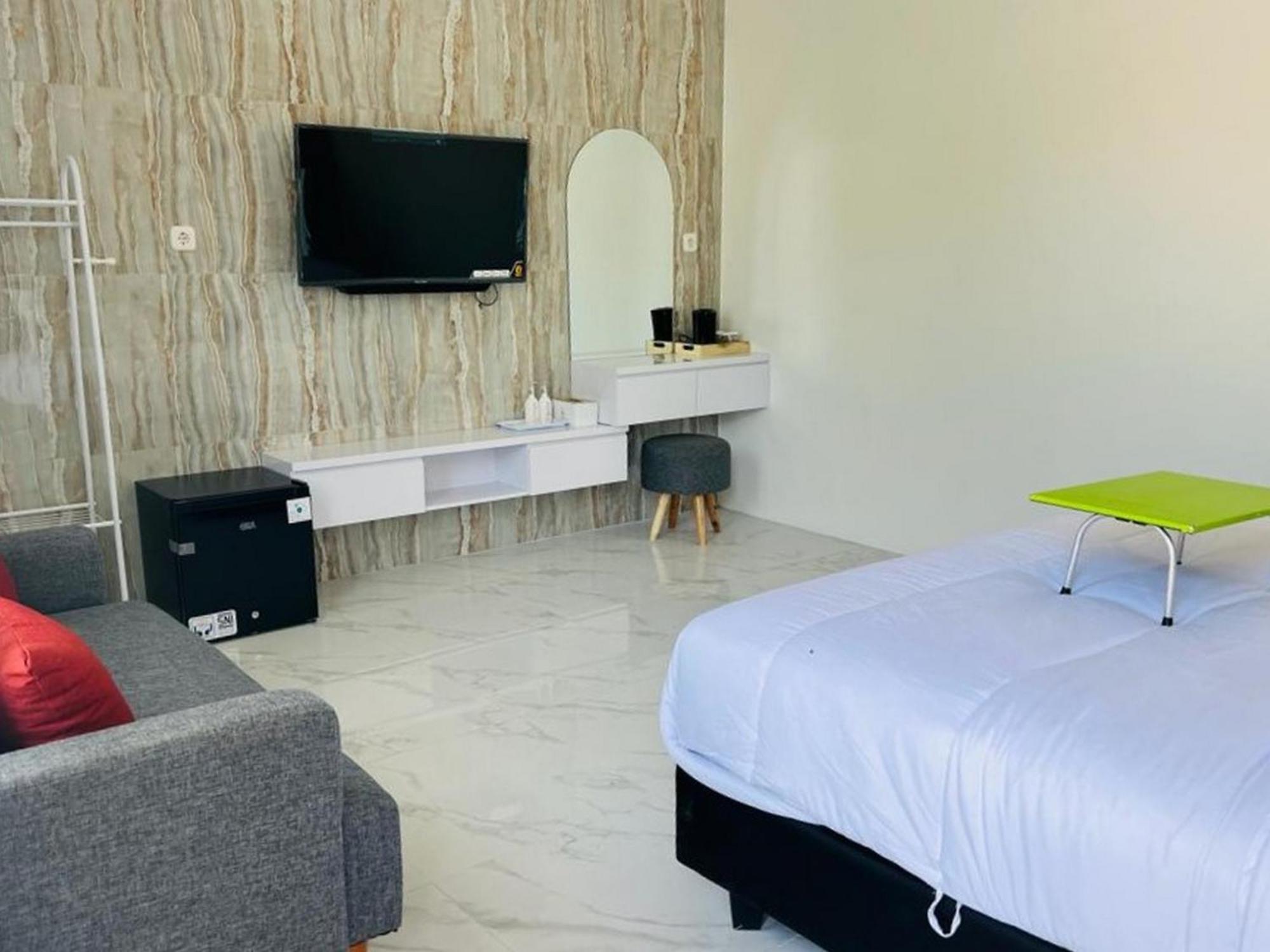 Urbanview Hotel Nimara Ngawi By Reddoorz Экстерьер фото