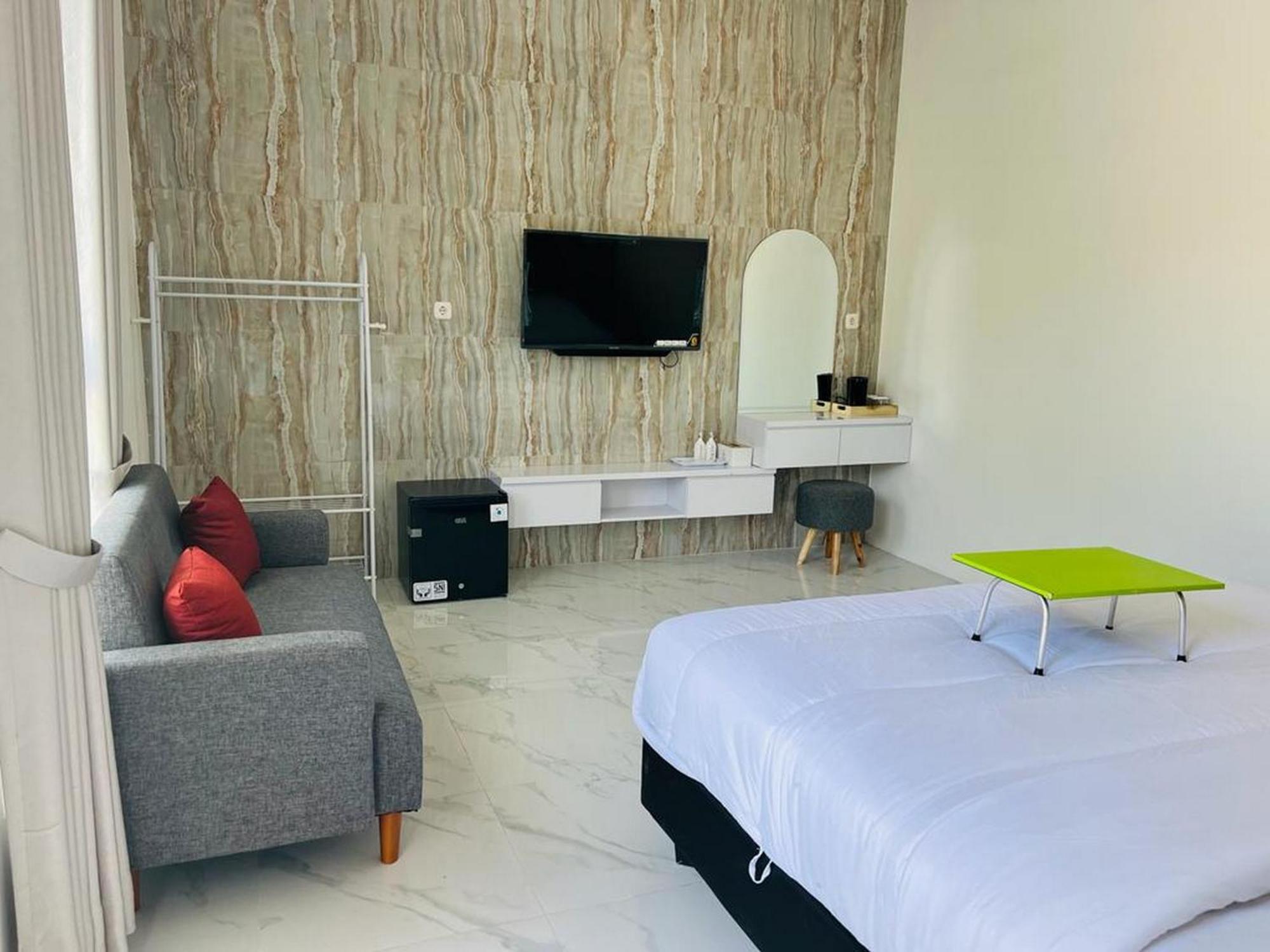 Urbanview Hotel Nimara Ngawi By Reddoorz Экстерьер фото