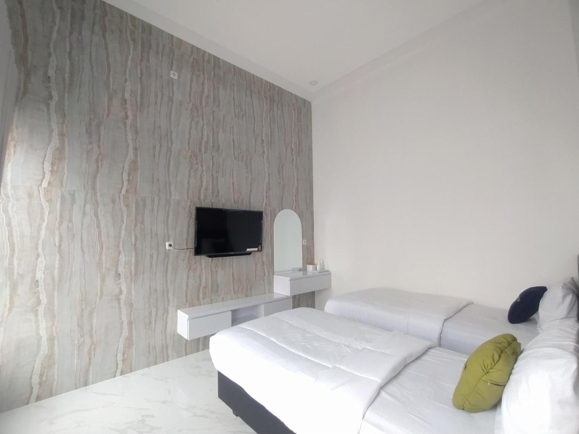 Urbanview Hotel Nimara Ngawi By Reddoorz Экстерьер фото