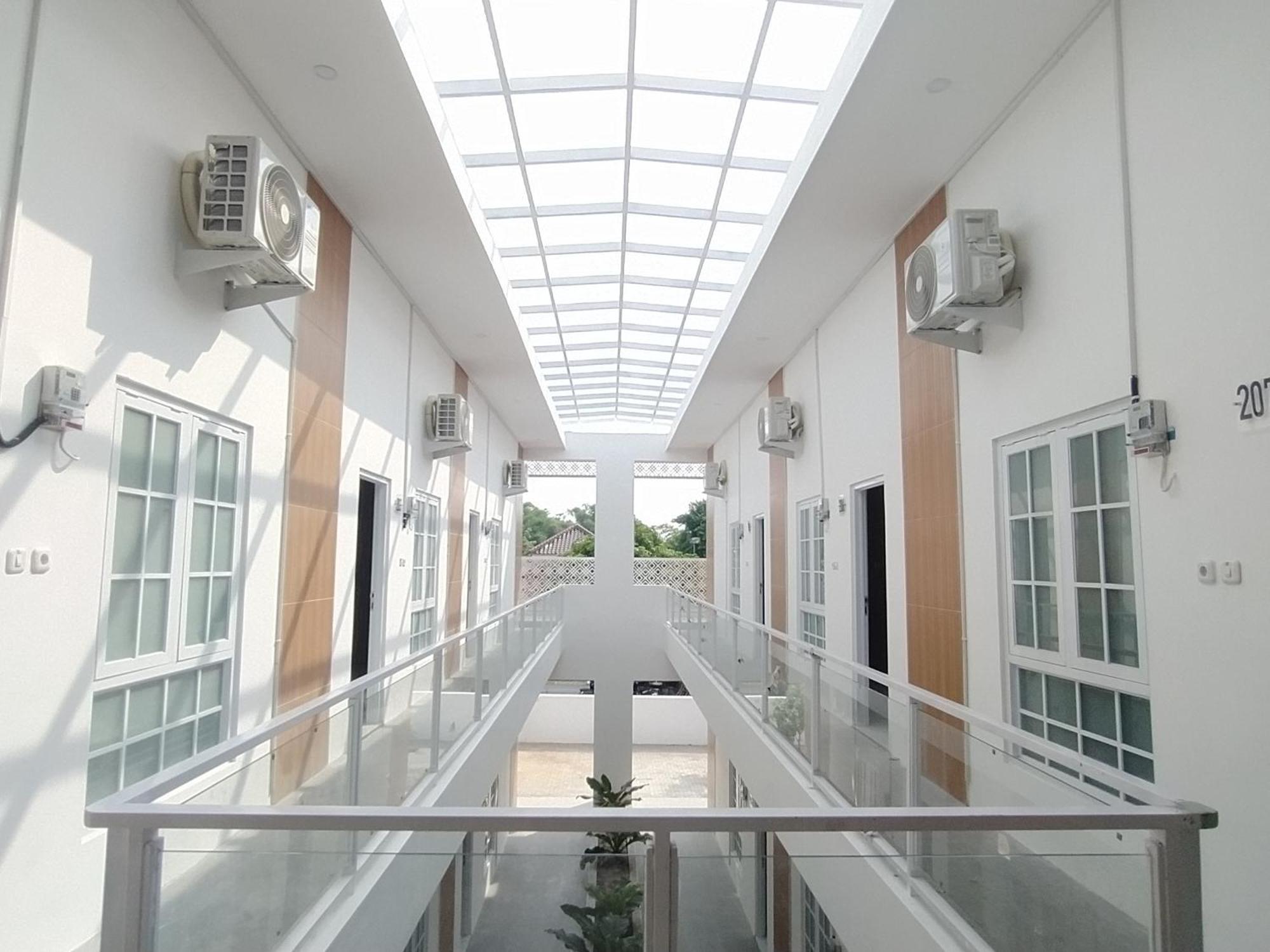 Urbanview Hotel Nimara Ngawi By Reddoorz Экстерьер фото